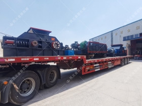 1200*1200双齿辊深夜在线免费观看，两台900*900轨道移动双齿辊深夜在线免费观看发往云南