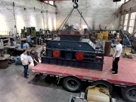 2PG1000×700连轴对辊深夜在线免费观看发货现场图片_发往广东_玄武岩制砂