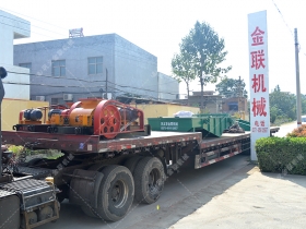 两台小型对辊深夜在线免费观看和直线振动筛发往江苏南通处理硅石