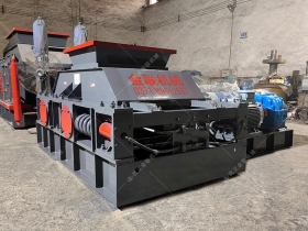 2PGC800X900大型双齿辊深夜在线免费观看发往山东济宁破碎石头