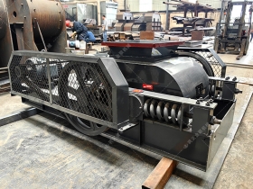 2PGC400X250小型双齿辊深夜在线免费观看发往江苏徐州破碎玻璃