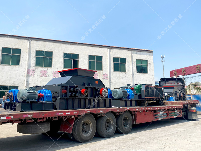 1200*1200双齿辊深夜在线免费观看，两台900*900轨道移动双齿辊深夜在线免费观看发往云南